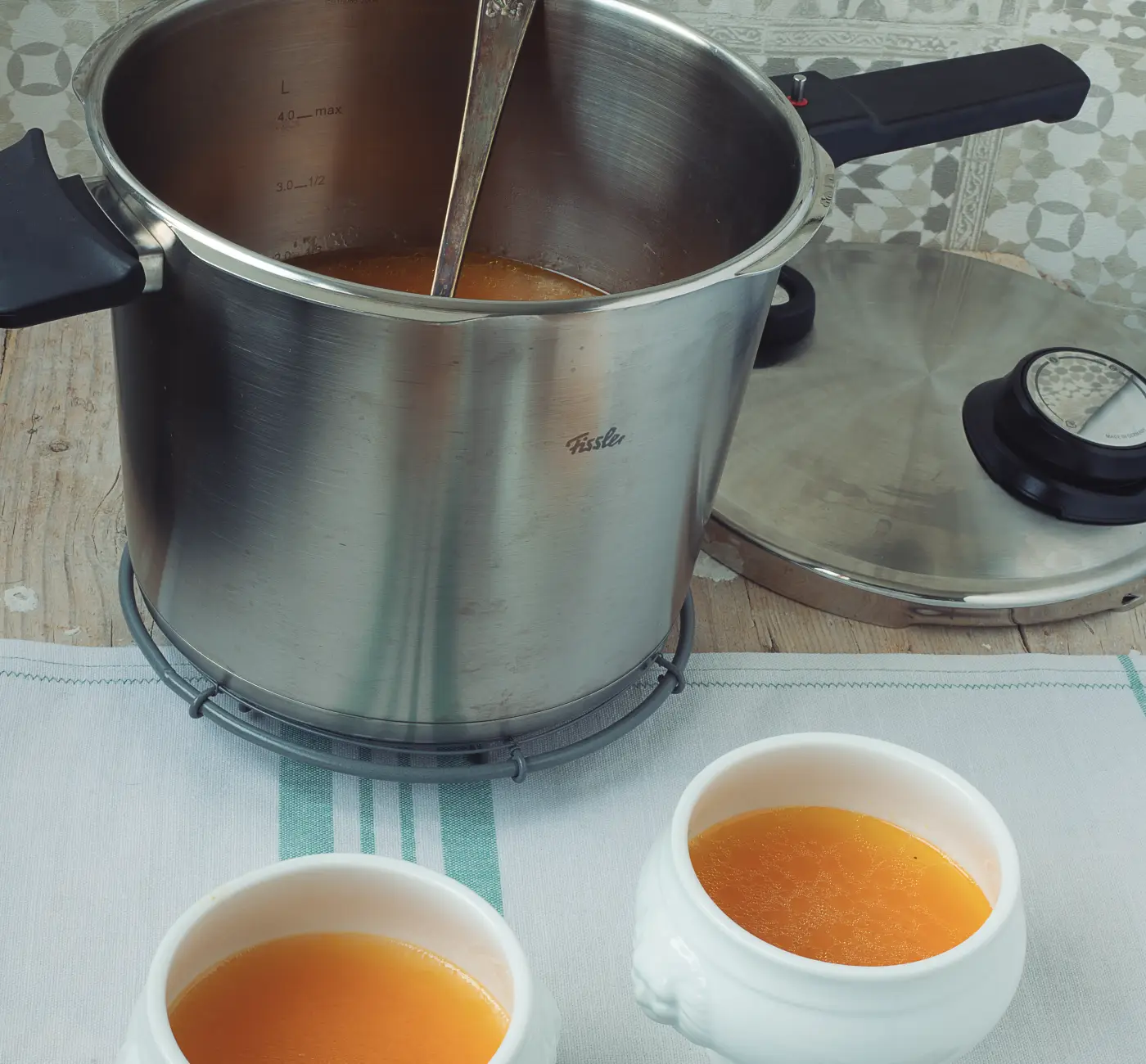 Caldo de pollo en olla a presión Fissler