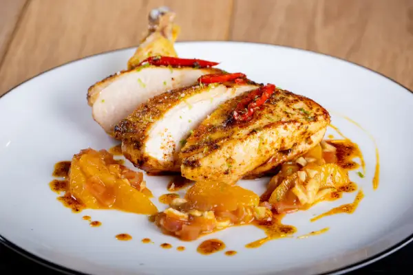 Pollo picante con chutney de anacardos y maracuyá. Receta Fissler