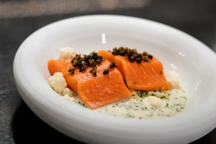 Salmón confitado con coliflor y beurre blanc